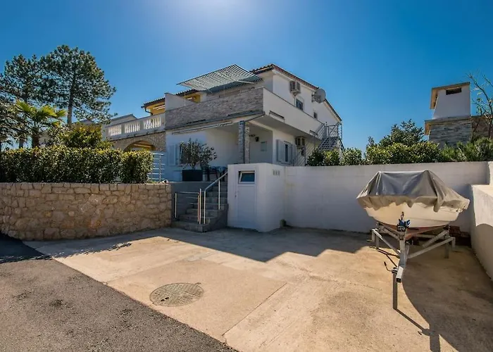 With Balcony Very Close To The Sea Apartment