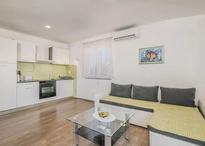 Apartment With Balcony Very Close To The Sea Klimno