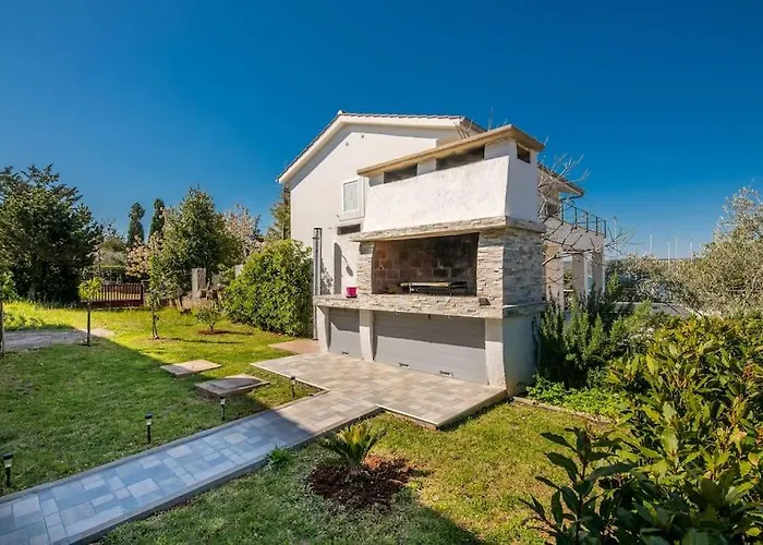 With Balcony Very Close To The Sea Apartman