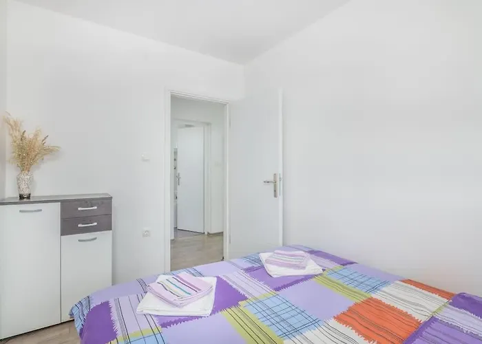 With Balcony Very Close To The Sea Apartman *