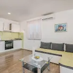 Apartment With Balcony Very Close To The Sea Klimno