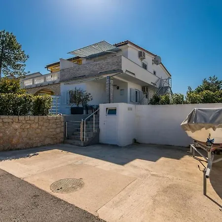 With Balcony Very Close To The Sea Apartment
