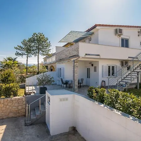 Apartment With Balcony Very Close To The Sea Klimno